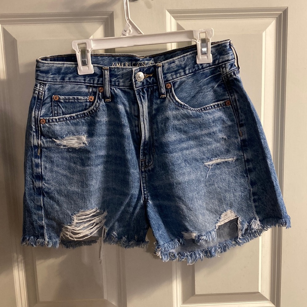 Size 4 American Eagle 90’s Boyfriend Short